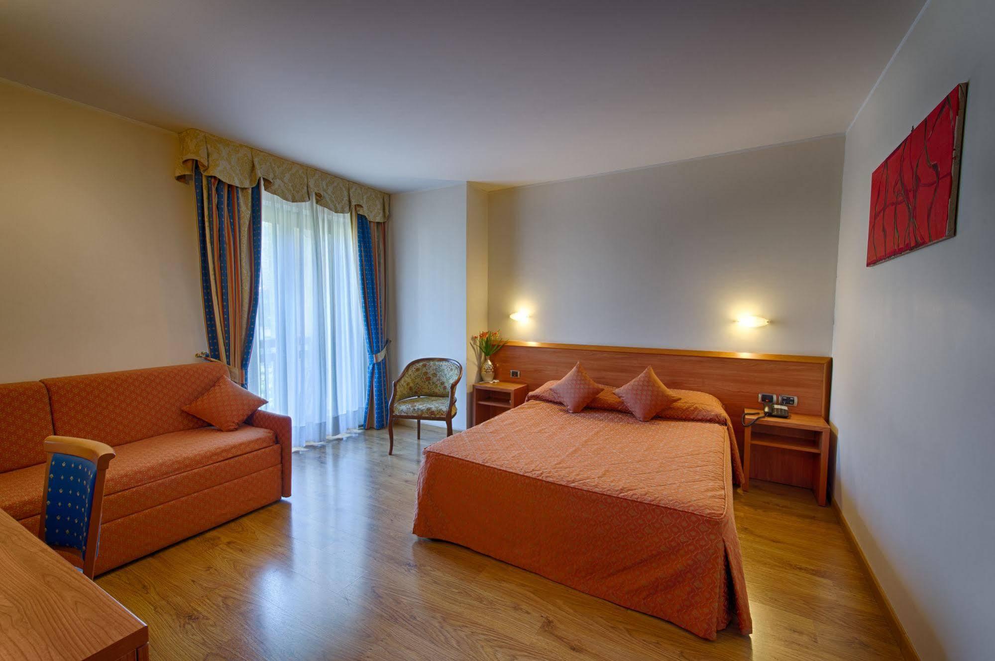 Crabun Hotel Pont-Saint-Martin Exteriör bild