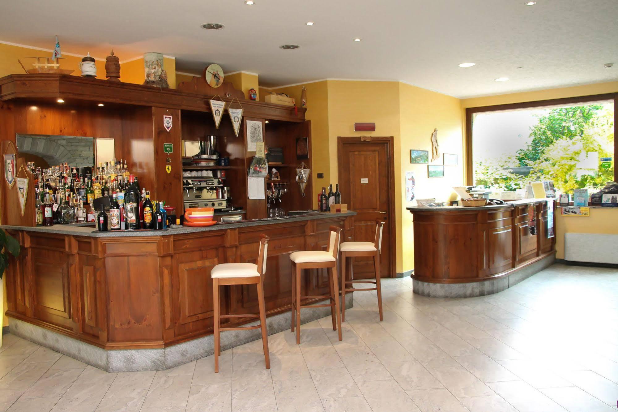 Crabun Hotel Pont-Saint-Martin Exteriör bild